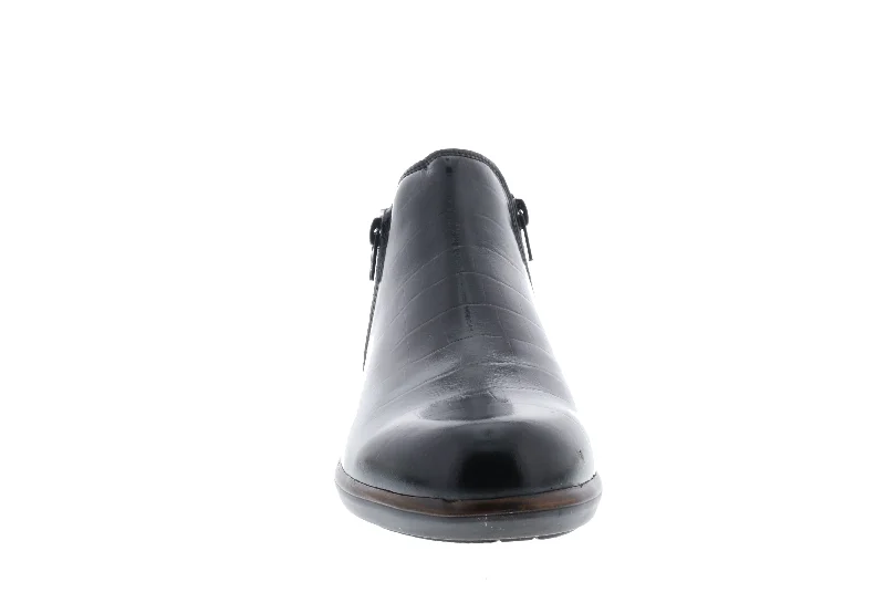 NAOT Helm (Women's) - Black Croc Leather